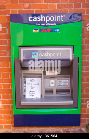 Atm cashpoint speedbank machine outside Lloyds Tsb bank with sign stating that machine is out of service (use) Stock Photo