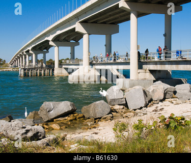 FISHING FROM THE A1A BRIDGE OVER SEBASTIAN INLET ON THE ATLANTIC COAST OF FLORIDA Stock Photo