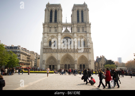 Visitors gather outside the West Front of Paris’ Cathedral of Notre-Dame Stock Photo