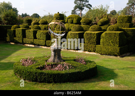 Sundial with chess figures made of Common Box (Buxus sempervirens), Hever Castle, Hever, County of Kent, England, Great Britain Stock Photo