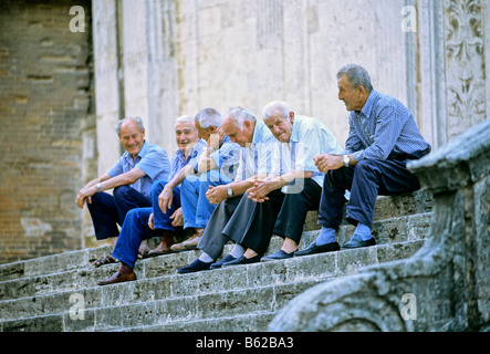 Men talking, steps in front of the Chiesa di Sant' Agostino, Montepulciano, Palazzo Tarugi, Piazza Grande, Montepulciano, provi Stock Photo