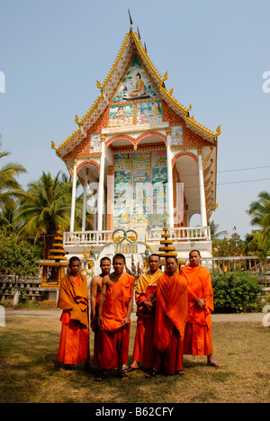 A group of Buddhist monks in front of the tall main hall, Sim, Wat Amon Temple, Vientiane, Laos, Southeast Asia Stock Photo