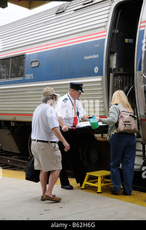 https://l450v.alamy.com/450v/b62h6g/amtrak-railroad-conductor-assisting-passengers-onto-train-deland-train-b62h6g.jpg