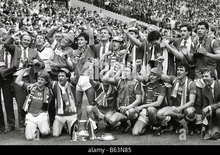 Manchester United celebrate their FA Cup victory against Everton at Wembley in 1985 Stock Photo