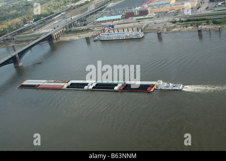 Coal barge approaches Eads bridge on Mississippi river at St Louis Missouri Stock Photo