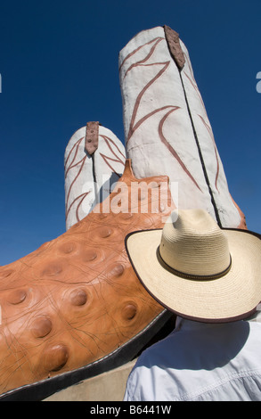 File:Big cowboy boots at the North Star Mall (San Antonio, Texas) 003.jpg -  Wikimedia Commons