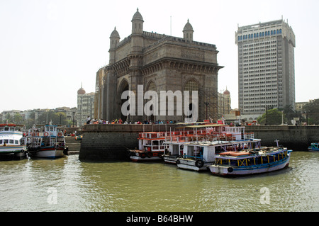 Ferry boats in front of Gateway to India in Mumbai Stock Photo