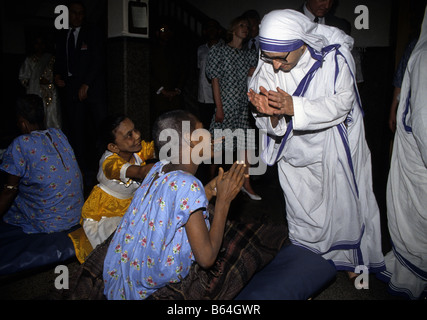 A nun from Mother Theresa's Missionaries of Charity blesses a patient at a refuge in Calcutta Stock Photo