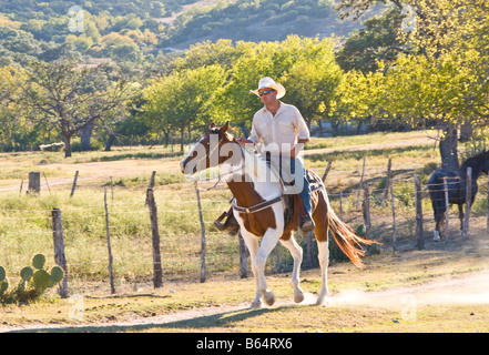 Texas Hill Country, Dixie Dude Ranch, cowboy returning to corral at days end Stock Photo