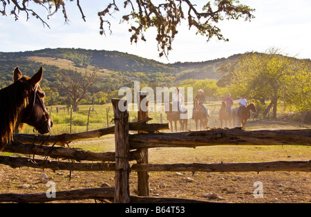 Texas Hill Country, Dixie Dude Ranch, riders returning to corral at days end Stock Photo