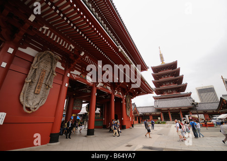 Hozomon (Treasure-House Gate), with its two Wariji (giant straw sandals) and the five-story pagoda. Asakusa Temple. Tokyo. Japan Stock Photo