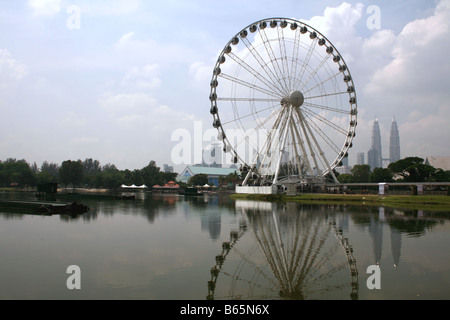 Petronas towers and Eye on Malaysia Ferris Wheel Kuala Lumpur Malaysia  April 2008 Stock Photo