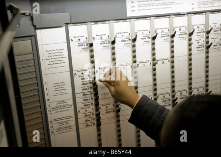 A voter votes in the 2008 US general election at a voting site in Harlem New York USA 4 November 2008 Stock Photo