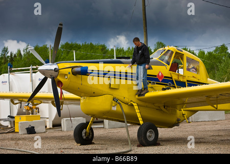 Pilot Guy Cannon preparing the Air Tractor, AT-802 (modified for bulk fuel hauling -capacity of 4,000 litres), Red Lake, Ontario Stock Photo