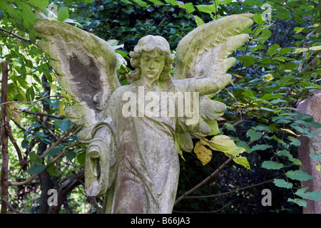 Angel statue. Nunhead Cemetery, Southwark, London, England, UK Stock Photo