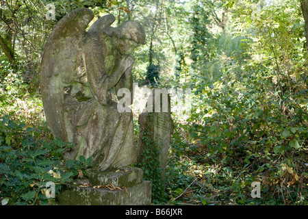 Statue of praying angel. Nunhead Cemetery, Nunhead, London, England, UK Stock Photo