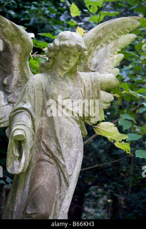 Angel Statue. Nunhead Cemetery, Southwark, London, England, UK Stock Photo