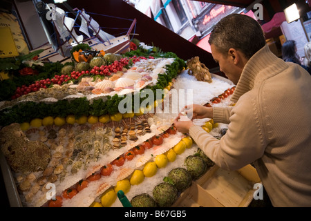 Restaurateur preparing a pavement display of shellfish and seafood on ice outside a seafood restaurant in Brussels. Belgium (44) Stock Photo