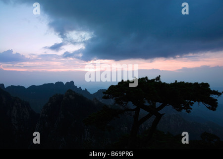 Silhouette of a mountain range at dusk, Huangshan Mountains, Anhui Province, China Stock Photo