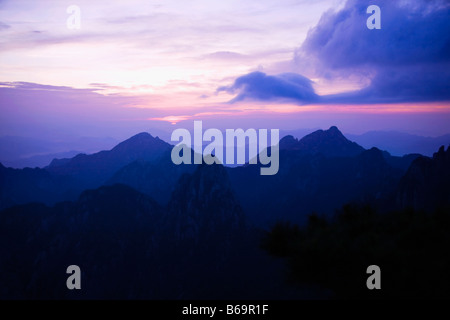 Silhouette of a mountain range at dusk, Huangshan Mountains, Anhui Province, China Stock Photo