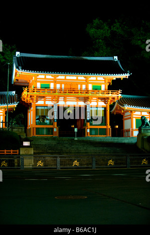 Main gate of the Yasaka shrine at night, Kyoto. Japan Stock Photo - Alamy