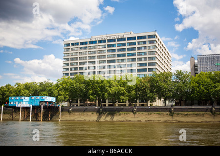 St Thomas Hospital in London on the banks of The River Thames Stock Photo