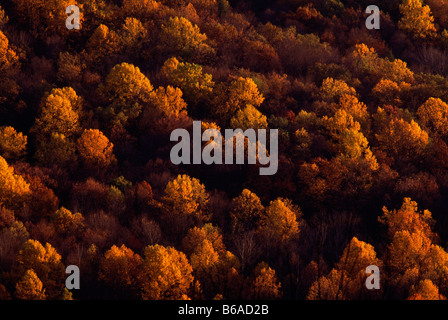 FALL COLORS ON KITTATINNY MOUNTAIN VIEWED SOUTH FROM RT 611 NEAR STROUDSBURG, POCONO MOUNTAINS, PENNSYLVANIA, USA Stock Photo