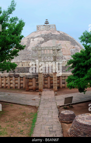 Stupa 1 or Great Stupa : Long shot of Sanchi Stupa. Sanchi, Madhya Pradesh, India Stock Photo