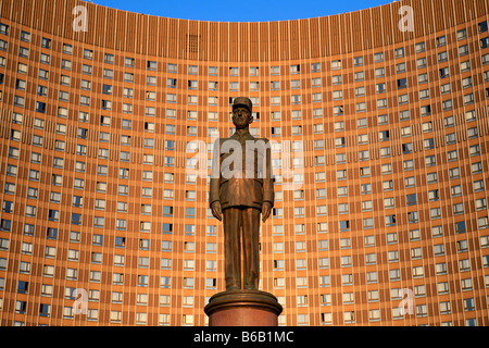 Statue of French general and President Charles de Gaulle (1890-1970) outside the Cosmos Hotel (1979) in Moscow, Russia Stock Photo