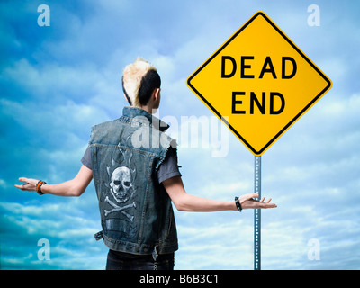 man looking at a dead end sign Stock Photo