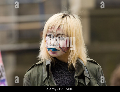 A street artist in fancy dress on Edinburgh High Street during the annual Edinburgh Fringe Festival Stock Photo