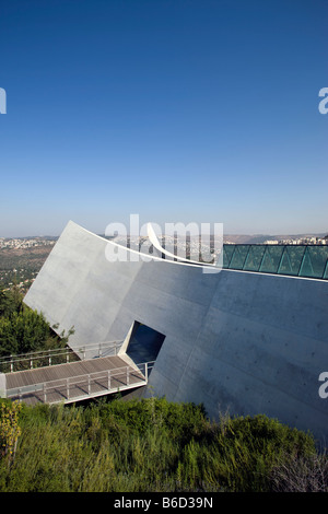 HOLOCAUST HISTORY MUSEUM (©MOSHE SAFDIE 2005) YAD VASHEM JERUSALEM ISRAEL Stock Photo