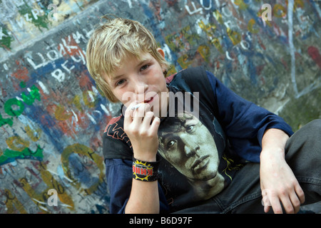 Russia, Moscow. Arbat street, Fan in front of wall with  signs and texts dedicated to former rock popstar Viktor Tsoj 1962-1990 Stock Photo