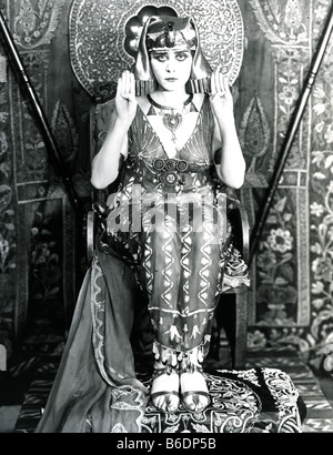 CLEOPATRA 1917 Silent Film With Theda Bara Stock Photo - Alamy