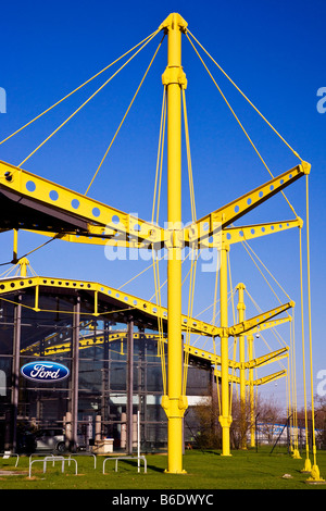 Yellow Spectrum Building designed by Sir Norman Foster in Swindon, Wiltshire, England, UK, formerly Renault now a Ford dealer Stock Photo