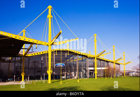 Yellow Spectrum Building designed by Sir Norman Foster in Swindon, Wiltshire, England, UK, formerly Renault now a Ford dealer Stock Photo