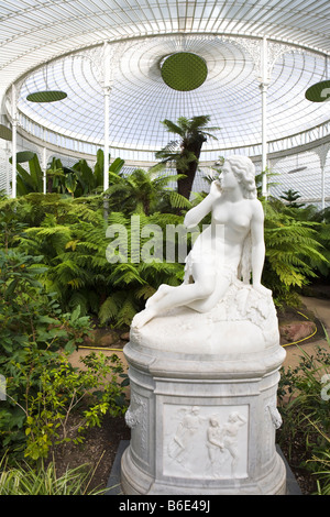 The marble statue of Eve in the restored Kibble Palace glasshouse in Glasgow Botanic Gardens, Glasgow, Scotland Stock Photo