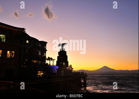 The island spa with a winter sunset behind Mount Fuji, Enoshima JP Stock Photo
