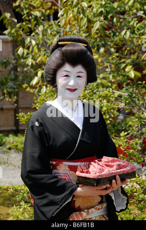 Asiatische Frauen in Tracht an einem Teich, Geishas, Trachten usage