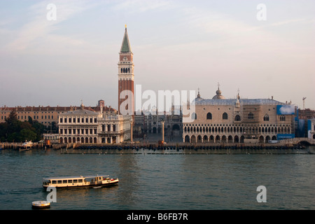 View from the Grand Canal of St Mark's Basilica, Campanile San Marco, Piazza San Marco Square and the Doges Palace in morning l Stock Photo