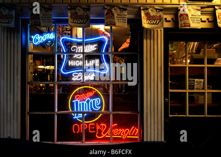 Neon sign of a liquor store, Allamuchy, New Jersey, USA Stock Photo