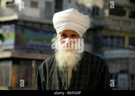 Old Indian man wearing a white turban and beard, Delhi, Uttar Pradesh, India, Asia