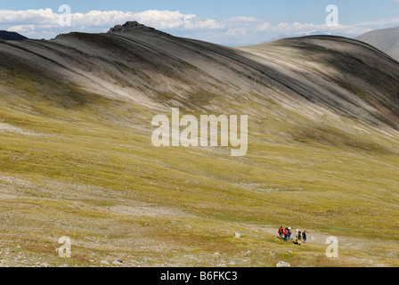 Hikers, tourists, Saljugem, Sailughem, Saylyugem mountains, Tshuja Steppe, Altai Republic, Siberia, Russia, Asia Stock Photo