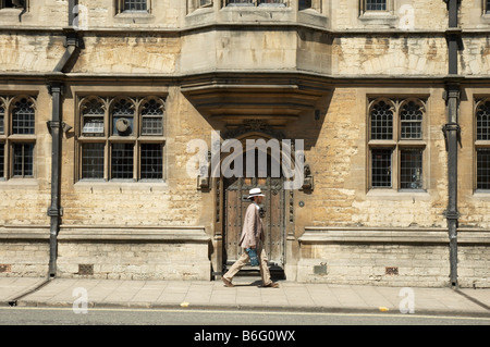 Man walking passed Brasenose College in High Street, Oxford Stock Photo