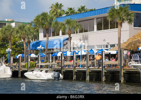 Outdoor Restaurant And Bar Along The Atlantic Intracoastal Waterway ...