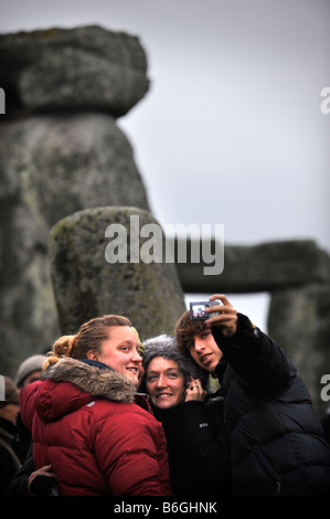 VISITORS TO STONEHENGE CELEBRATE THE WINTER SOLSTICE WITH A GROUP PICTURE WILTSHIRE UK Stock Photo