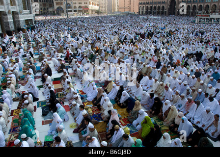 Muslim men at prayer, Salah Muslim Prayer in Umayyad 