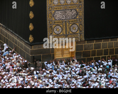 Muslim Pilgrims lining up against the wall and door of the Kaba Makkah Saudi Arabia during Hajj in 2007 Stock Photo
