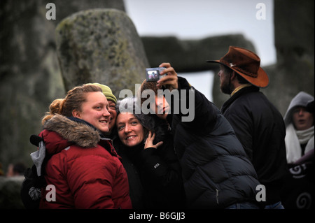 VISITORS TO STONEHENGE CELEBRATE THE WINTER SOLSTICE WITH A GROUP PICTURE WILTSHIRE UK Stock Photo