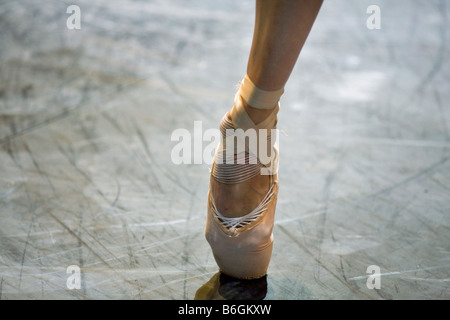 A ballet dancer from the English National Opera on pointe Stock Photo